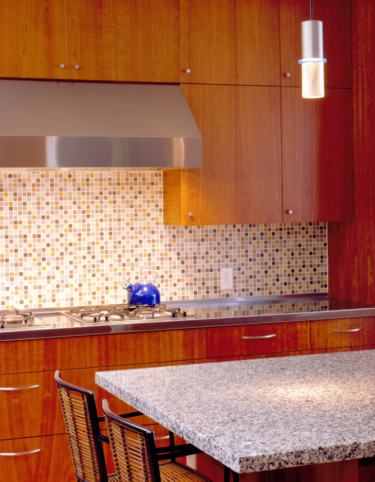 Idéer för ett modernt kök, med bänkskiva i rostfritt stål, flerfärgad stänkskydd, stänkskydd i mosaik, släta luckor och skåp i mellenmörkt trä