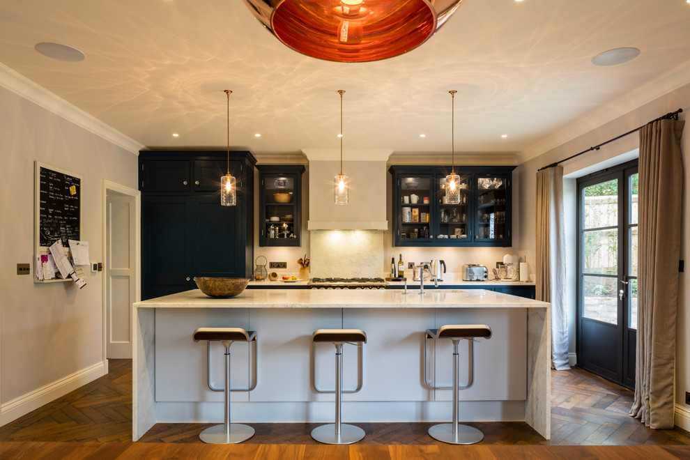 Esempio di una cucina classica di medie dimensioni con parquet scuro, ante lisce e pavimento marrone