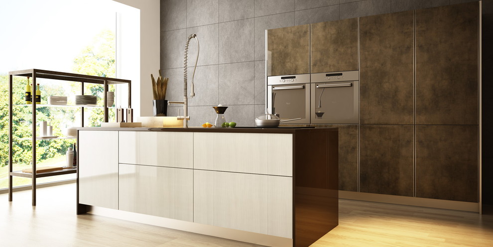 Immagine di una cucina moderna di medie dimensioni con lavello sottopiano, ante lisce, ante marroni, paraspruzzi in gres porcellanato, elettrodomestici in acciaio inossidabile e pavimento in bambù