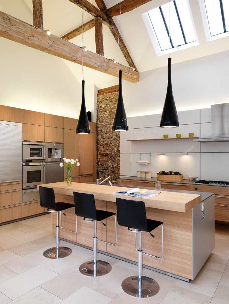 Стильный дизайн: кухня в современном стиле с плоскими фасадами, фасадами цвета дерева среднего тона и островом - последний тренд