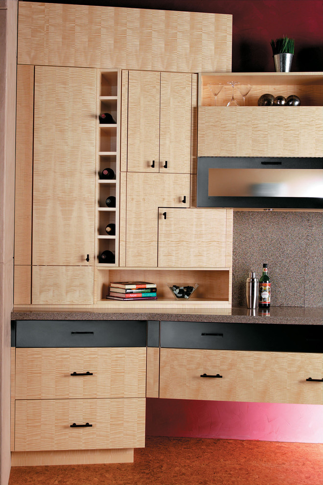 Ejemplo de cocina actual con armarios con paneles lisos y puertas de armario de madera clara