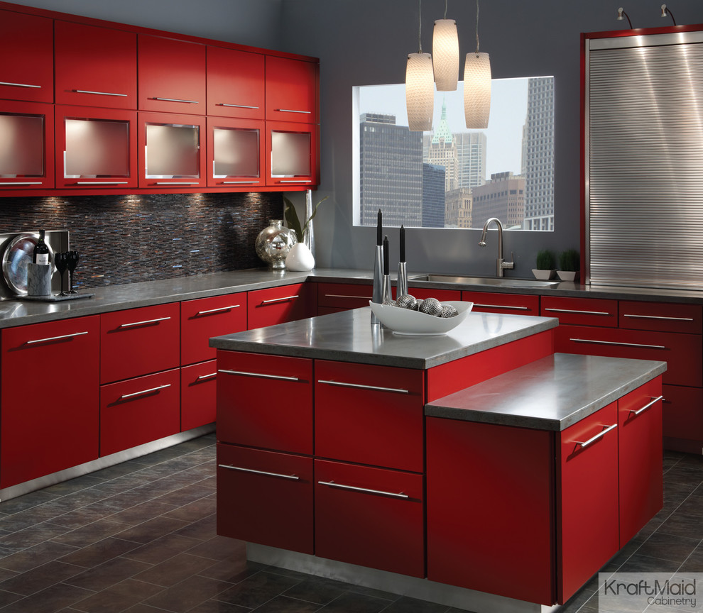デトロイトにある中くらいなコンテンポラリースタイルのおしゃれなキッチン (フラットパネル扉のキャビネット、赤いキャビネット、マルチカラーのキッチンパネル) の写真
