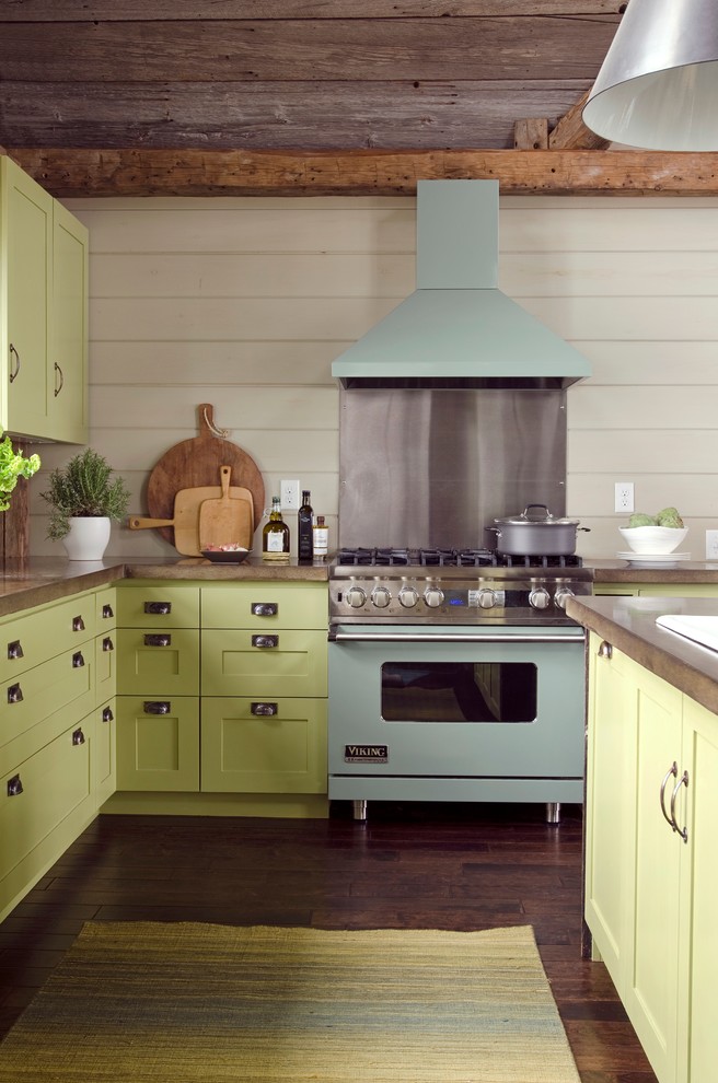 На фото: кухня в современном стиле с фасадами в стиле шейкер, зелеными фасадами, цветной техникой и столешницей из бетона