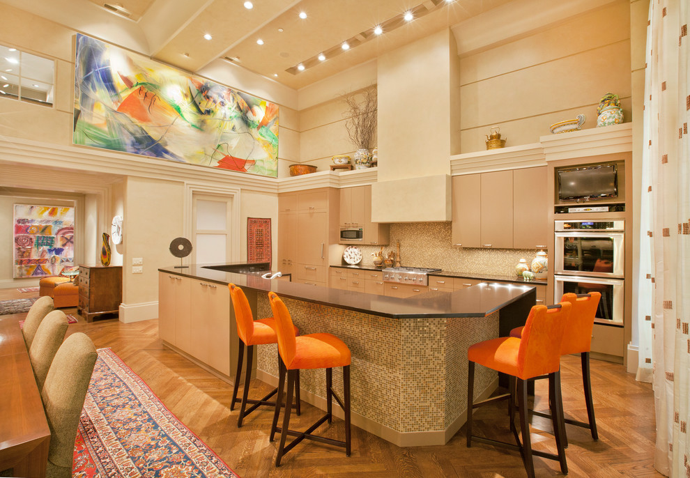 Esempio di una cucina minimal con paraspruzzi con piastrelle a mosaico, elettrodomestici da incasso, paraspruzzi beige, ante lisce e ante marroni