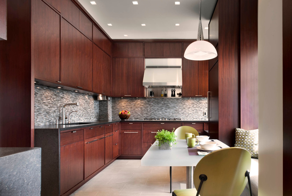 Moderne Wohnküche mit flächenbündigen Schrankfronten, dunklen Holzschränken, Küchenrückwand in Grau und Rückwand aus Stäbchenfliesen in New York