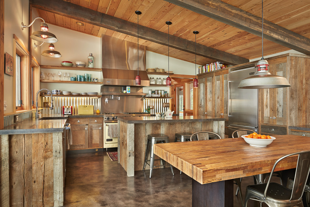 Moderne Wohnküche in L-Form mit Küchengeräten aus Edelstahl, Betonarbeitsplatte, offenen Schränken, Küchenrückwand in Metallic und Rückwand aus Metallfliesen in Seattle