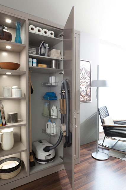 Mueble de cocina que esconde el lavarropas y genera espacio de guardado para  limpieza y escobero.