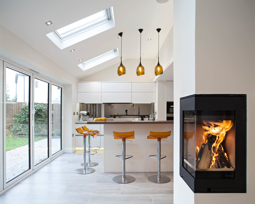 Große Moderne Küche mit weißen Schränken und Porzellan-Bodenfliesen in Hertfordshire