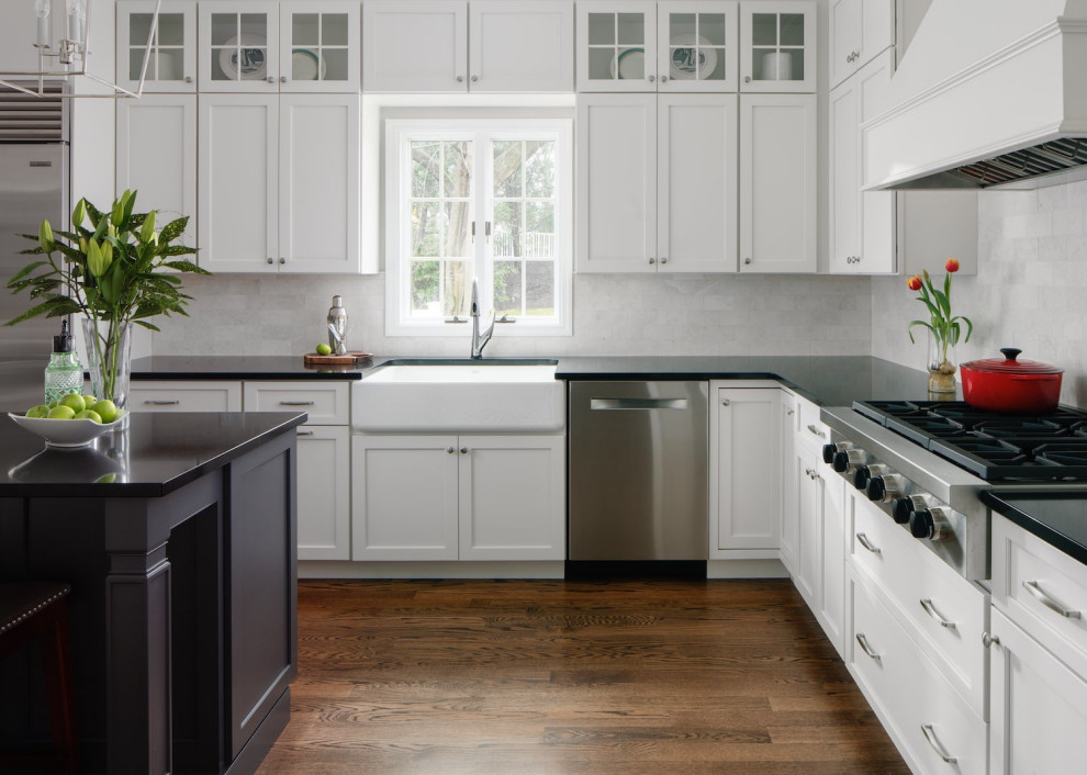 Foto på ett stort funkis svart kök, med en rustik diskho, släta luckor, vita skåp, bänkskiva i kvarts, beige stänkskydd, stänkskydd i marmor, rostfria vitvaror, mellanmörkt trägolv, en köksö och brunt golv