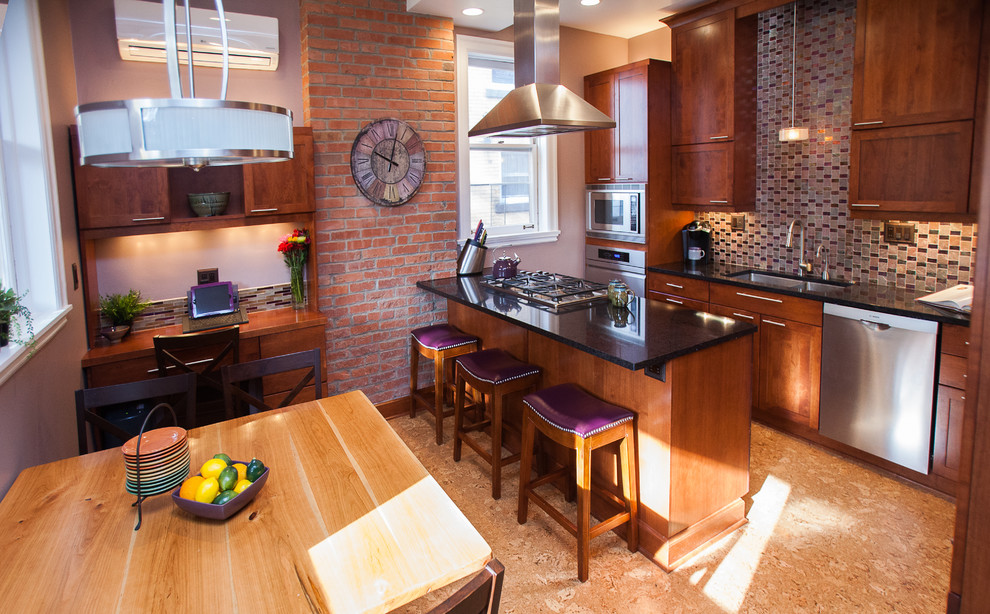 Diseño de cocina actual con salpicadero con mosaicos de azulejos, salpicadero multicolor, fregadero bajoencimera y puertas de armario de madera oscura