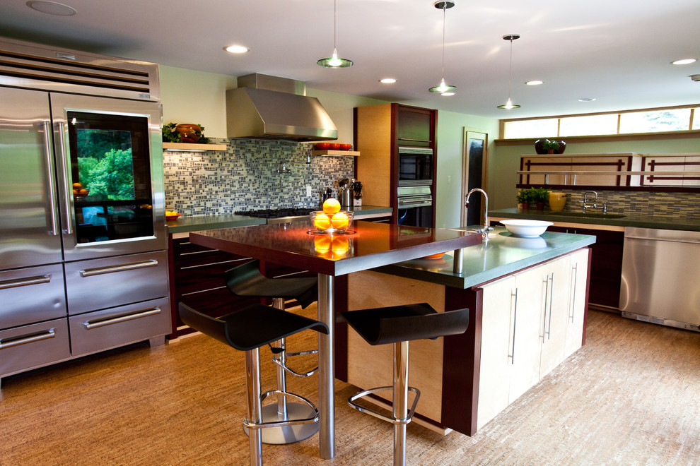 Idéer för mellanstora funkis grönt kök, med en undermonterad diskho, släta luckor, skåp i ljust trä, bänkskiva i betong, flerfärgad stänkskydd, stänkskydd i glaskakel, rostfria vitvaror, bambugolv, en köksö och beiget golv