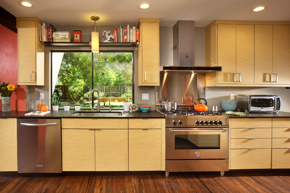 Moderne Küche mit Küchengeräten aus Edelstahl in Sacramento