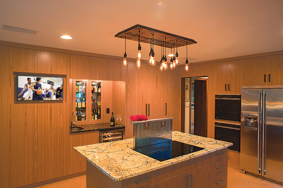Foto på ett stort funkis kök, med en enkel diskho, släta luckor, skåp i mellenmörkt trä, granitbänkskiva, beige stänkskydd, stänkskydd i keramik, rostfria vitvaror, korkgolv och en köksö