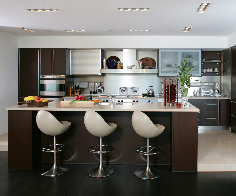 Immagine di una cucina contemporanea con lavello sottopiano, ante lisce, ante in legno bruno e elettrodomestici in acciaio inossidabile