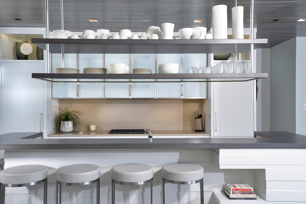 Zweizeilige Moderne Küchenbar mit offenen Schränken und Küchenrückwand in Beige in Grand Rapids