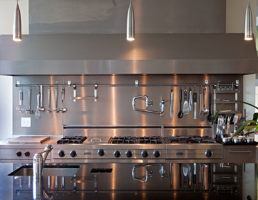 Moderne Küche mit Küchengeräten aus Edelstahl, Waschbecken und Küchenrückwand in Metallic in San Francisco