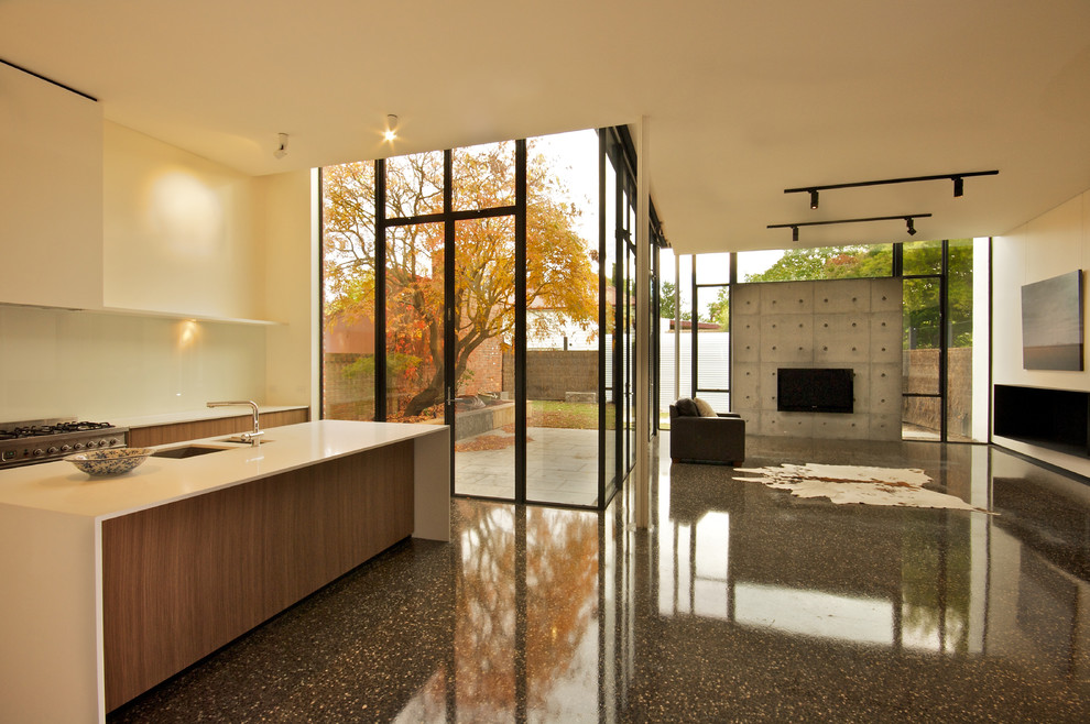 Modern inredning av ett kök, med vitt stänkskydd och glaspanel som stänkskydd