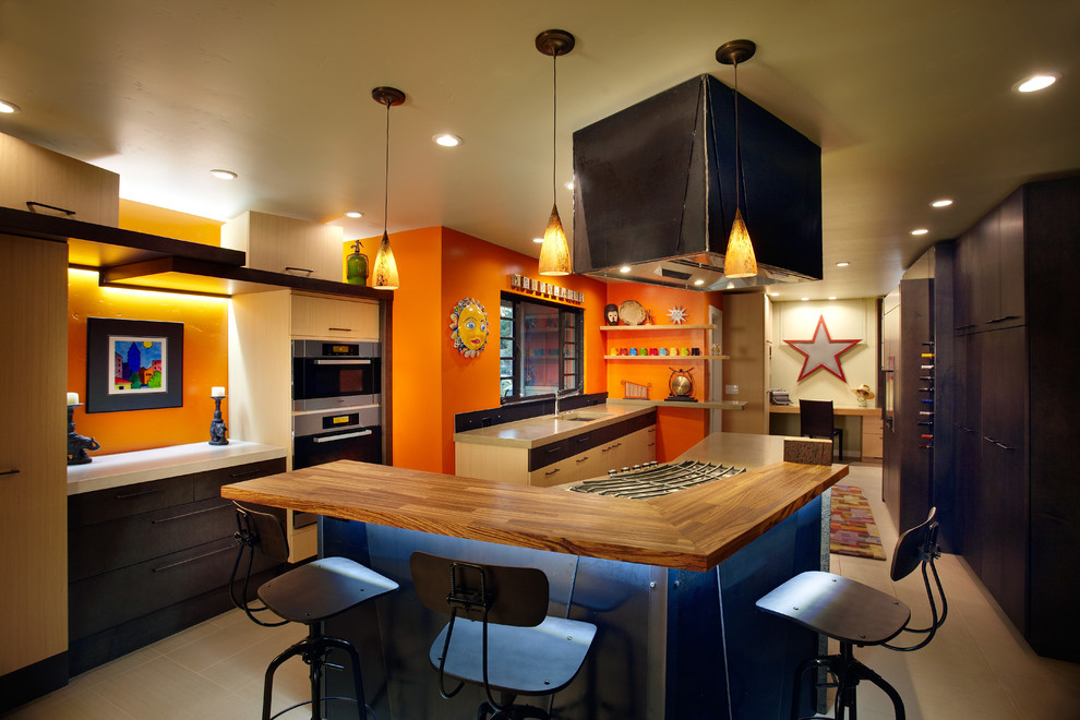 Moderne Küche mit Arbeitsplatte aus Holz und Küchengeräten aus Edelstahl in Sonstige