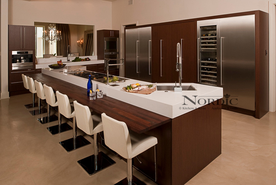 Immagine di una grande cucina minimal con lavello sottopiano, ante lisce, ante in legno bruno, top in granito, elettrodomestici in acciaio inossidabile, paraspruzzi bianco e pavimento in gres porcellanato