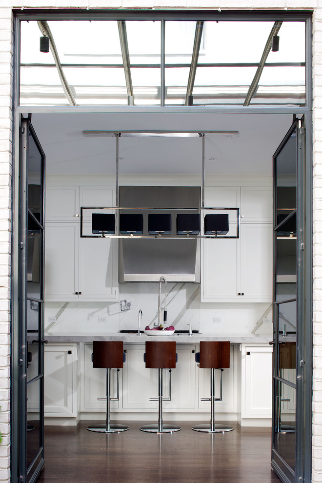 Moderne Küche mit Schrankfronten mit vertiefter Füllung, weißen Schränken und Küchenrückwand in Weiß in Chicago
