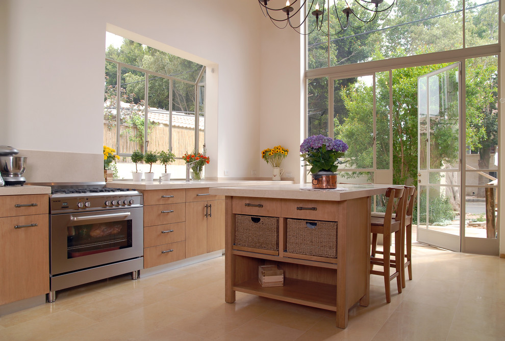 Imagen de cocina contemporánea con electrodomésticos de acero inoxidable, armarios con paneles lisos, puertas de armario de madera oscura y barras de cocina
