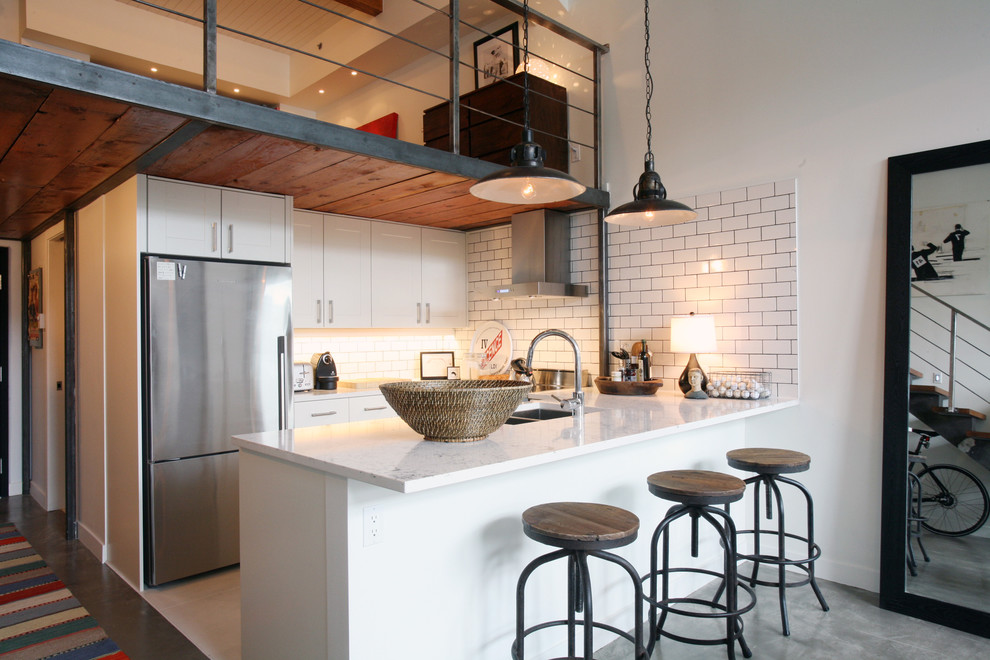 Стильный дизайн: п-образная кухня в современном стиле с фартуком из плитки кабанчик, техникой из нержавеющей стали, двойной мойкой, плоскими фасадами, белыми фасадами и белым фартуком - последний тренд