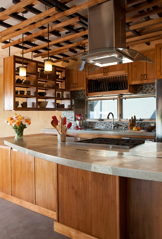 Diseño de cocina de estilo americano con salpicadero con mosaicos de azulejos, encimera de cemento, armarios abiertos, puertas de armario de madera oscura, salpicadero multicolor y barras de cocina