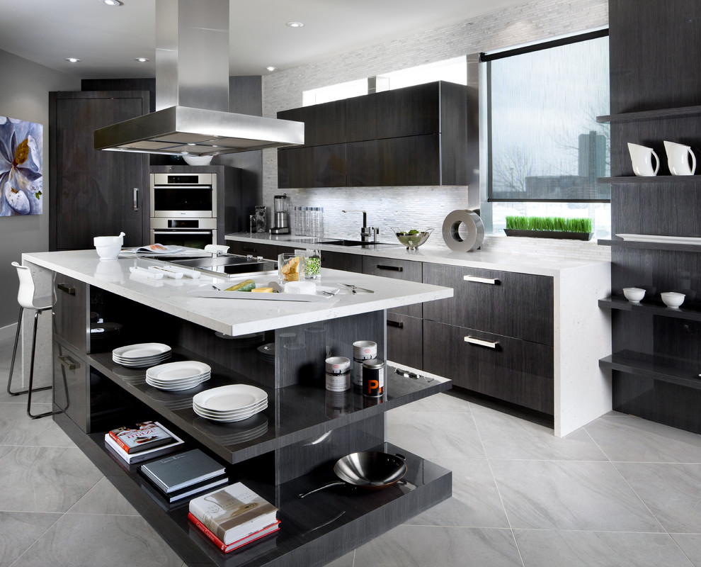 На фото: кухня в современном стиле с плоскими фасадами, черными фасадами и белым фартуком
