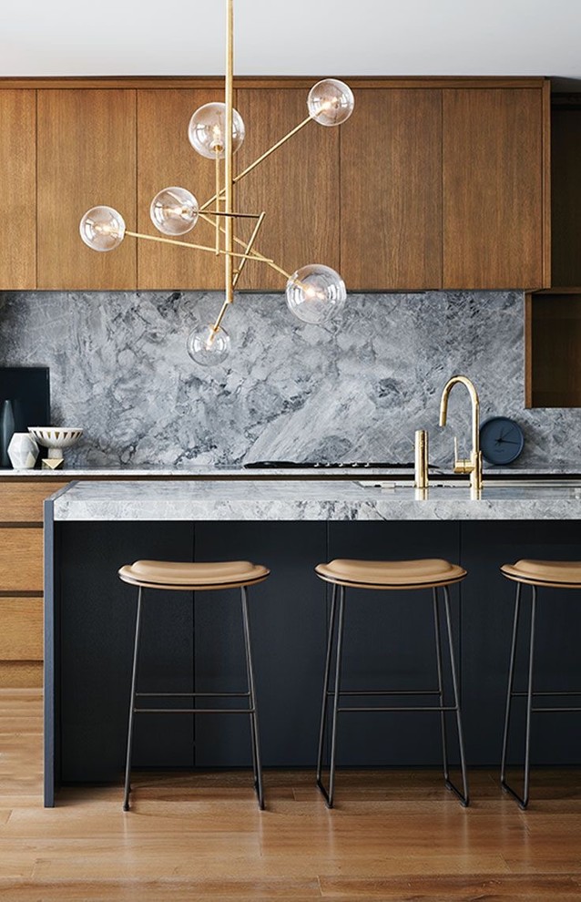 Foto di una cucina design con ante lisce, ante in legno bruno, paraspruzzi grigio, pavimento in legno massello medio e pavimento marrone