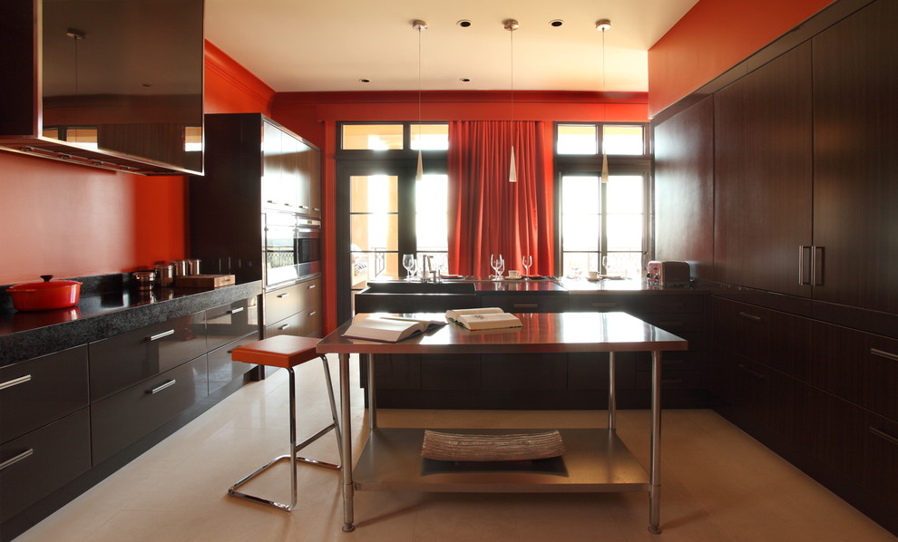 Immagine di una cucina design con ante lisce e ante in legno bruno
