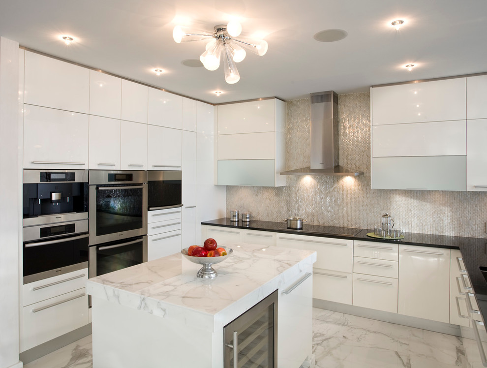Immagine di una cucina minimal con ante lisce, top in marmo, paraspruzzi bianco, paraspruzzi con piastrelle di vetro e top nero