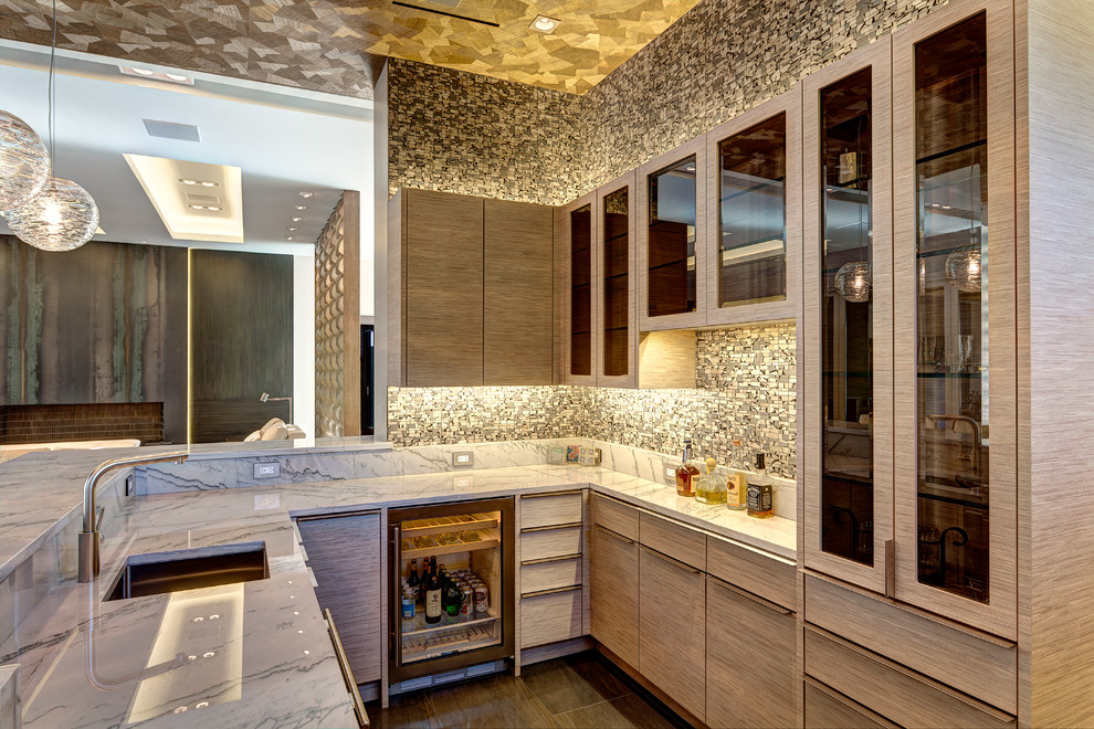 Aménagement d'une cuisine contemporaine en bois clair avec un placard à porte vitrée, une crédence multicolore et un électroménager en acier inoxydable.