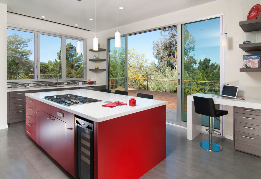 На фото: кухня в современном стиле с плоскими фасадами и красными фасадами с
