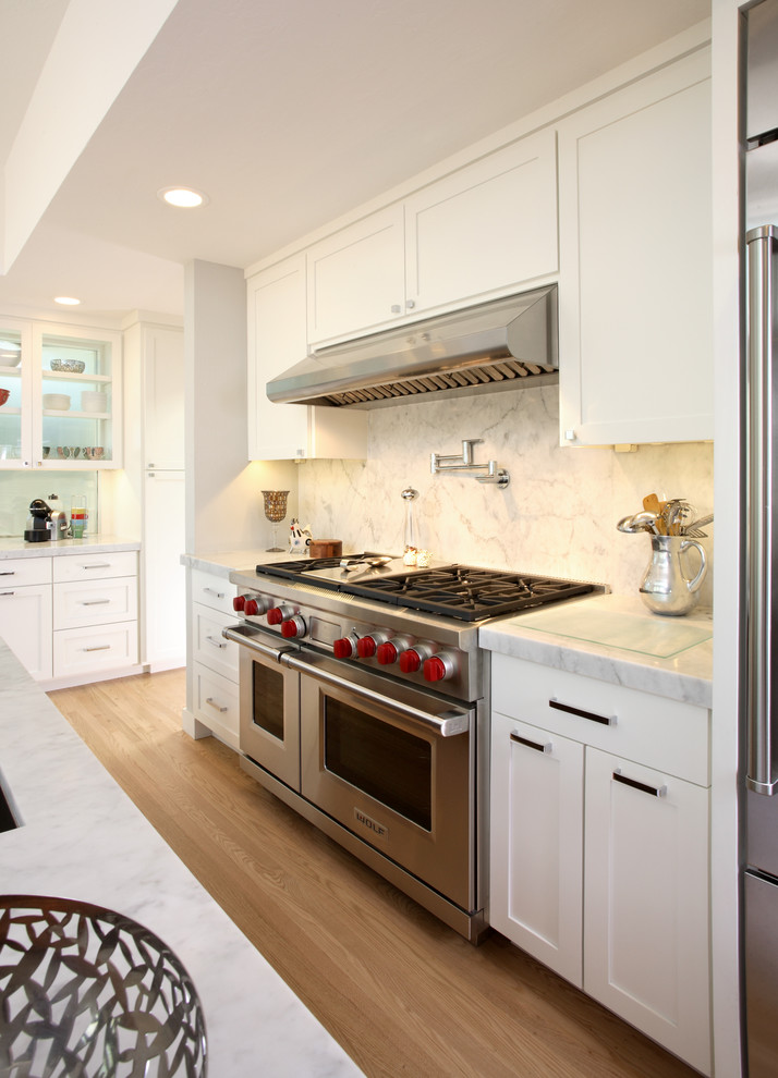 Immagine di una cucina design con ante in stile shaker, elettrodomestici in acciaio inossidabile e top in marmo