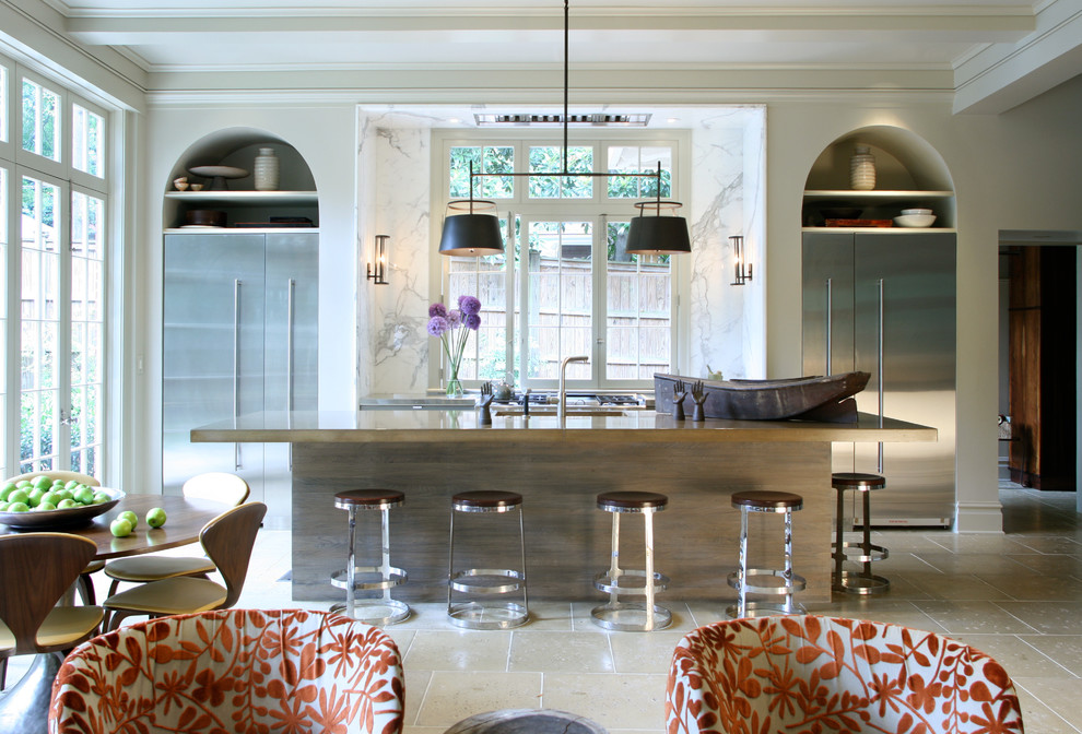 Стильный дизайн: параллельная кухня-гостиная в современном стиле с белым фартуком, фартуком из каменной плиты, техникой из нержавеющей стали и окном - последний тренд