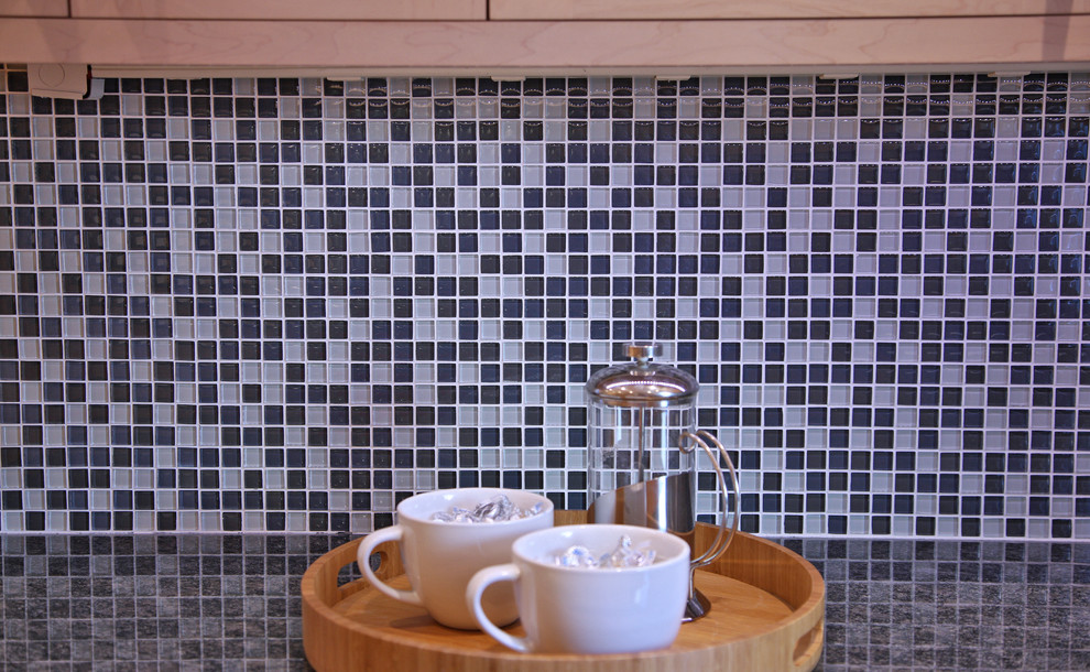 Exempel på ett avskilt, stort modernt u-kök, med en enkel diskho, skåp i shakerstil, skåp i ljust trä, granitbänkskiva, blått stänkskydd, stänkskydd i mosaik, rostfria vitvaror, ljust trägolv och brunt golv