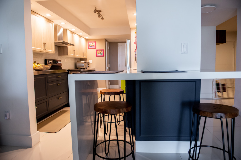 Foto di una cucina minimal di medie dimensioni con ante in stile shaker