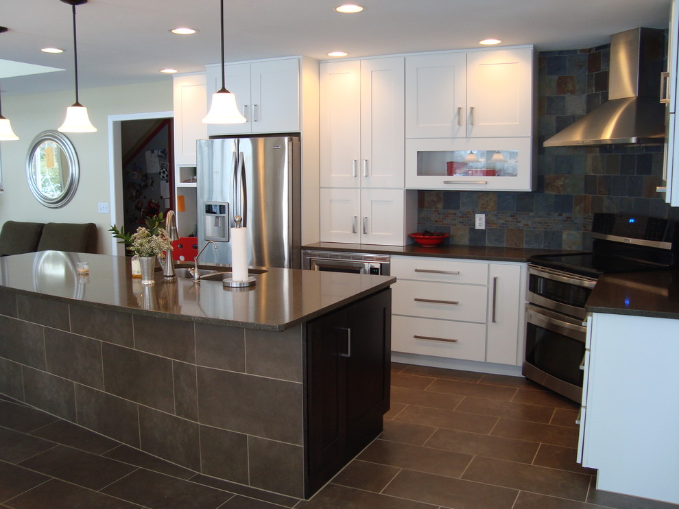 Foto de cocina contemporánea con puertas de armario blancas, salpicadero multicolor y electrodomésticos de acero inoxidable