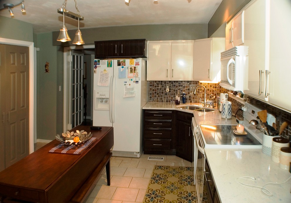 Moderne Wohnküche in L-Form mit Unterbauwaschbecken, weißen Elektrogeräten und Kücheninsel in Sonstige