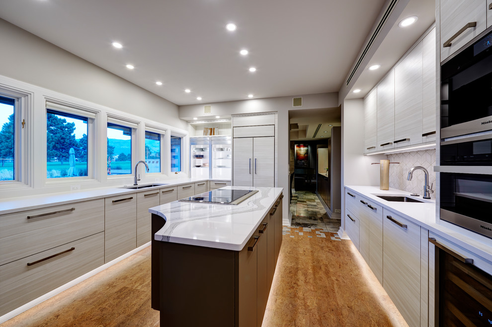 Idéer för mellanstora funkis vitt kök, med en undermonterad diskho, grå skåp, vitt stänkskydd, stänkskydd i keramik, korkgolv, en köksö, brunt golv, släta luckor och svarta vitvaror