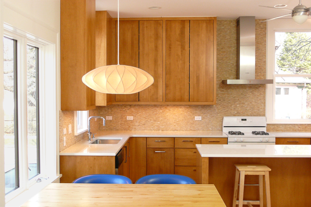 Diseño de cocina contemporánea con salpicadero con mosaicos de azulejos, electrodomésticos blancos, fregadero de un seno, armarios con paneles lisos, puertas de armario de madera oscura y salpicadero marrón