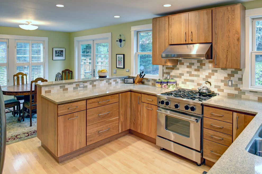 Exempel på ett mellanstort modernt kök, med en undermonterad diskho, släta luckor, skåp i mellenmörkt trä, bänkskiva i kvarts, flerfärgad stänkskydd, stänkskydd i tunnelbanekakel, rostfria vitvaror, ljust trägolv och en köksö