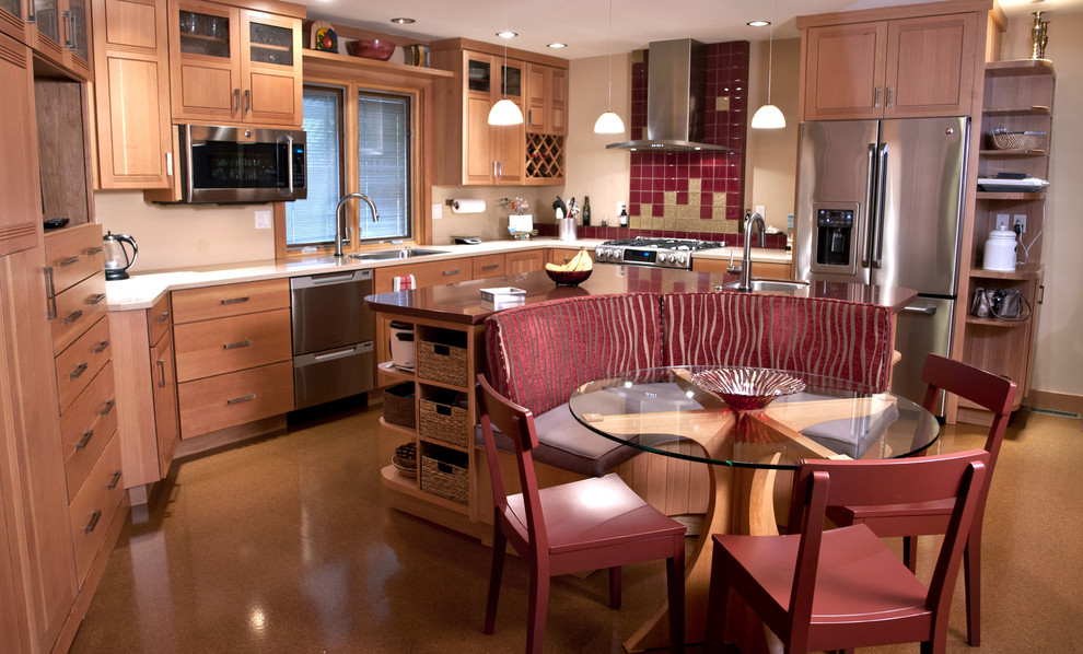 Immagine di una grande cucina contemporanea chiusa con lavello sottopiano, ante con bugna sagomata, ante in legno chiaro e elettrodomestici in acciaio inossidabile