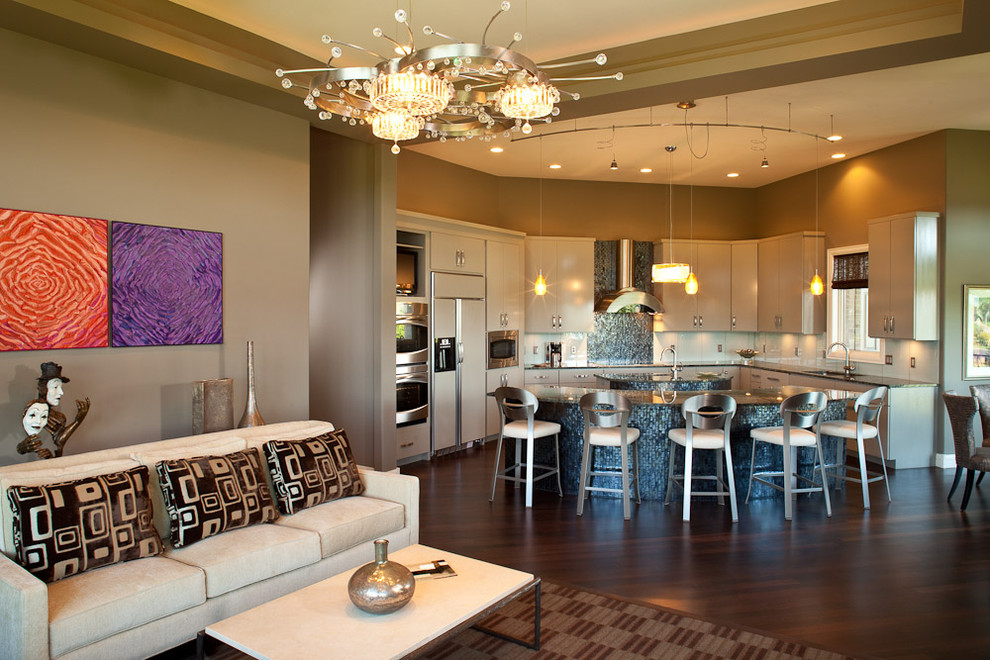 Offene Moderne Küche in U-Form mit beigen Schränken, Küchenrückwand in Metallic, Rückwand aus Mosaikfliesen und Elektrogeräten mit Frontblende in Minneapolis
