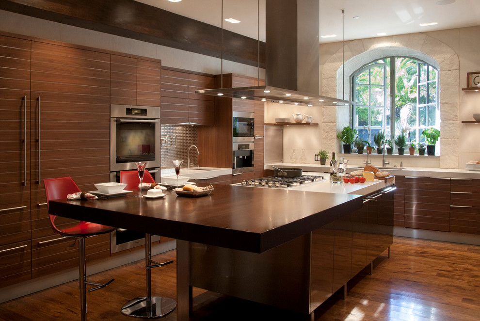 ロサンゼルスにあるコンテンポラリースタイルのおしゃれなキッチン (シルバーの調理設備) の写真