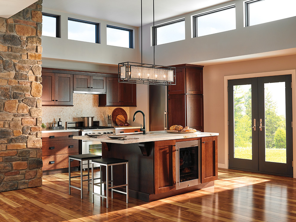 Пример оригинального дизайна: кухня в современном стиле с обеденным столом, фасадами цвета дерева среднего тона, техникой из нержавеющей стали и островом
