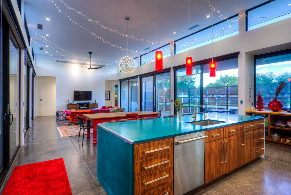 Große, Offene Moderne Küche mit Waschbecken, flächenbündigen Schrankfronten, hellbraunen Holzschränken, Küchengeräten aus Edelstahl, Betonboden und Kücheninsel in Phoenix