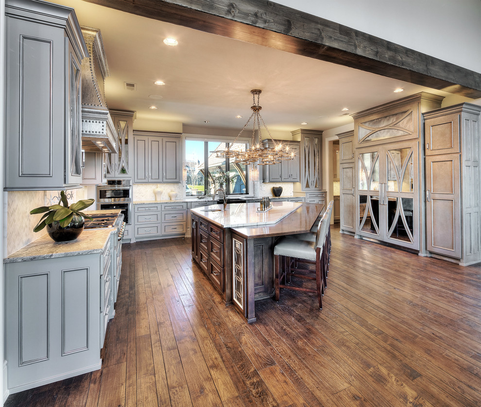 Foto di un'ampia cucina design con parquet scuro