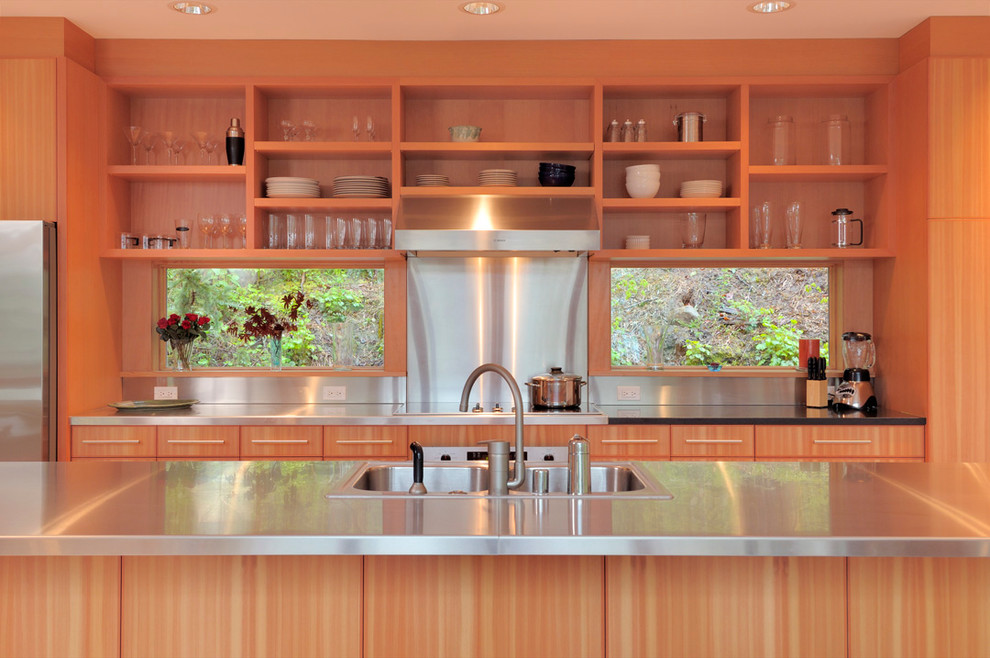 Moderne Küche mit offenen Schränken, hellbraunen Holzschränken, Edelstahl-Arbeitsplatte, Küchenrückwand in Metallic, Küchengeräten aus Edelstahl und Rückwand aus Metallfliesen in Seattle