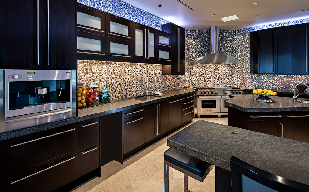 Moderne Küche mit Unterbauwaschbecken, Glasfronten, dunklen Holzschränken, bunter Rückwand, Rückwand aus Mosaikfliesen, Küchengeräten aus Edelstahl und zwei Kücheninseln in Phoenix
